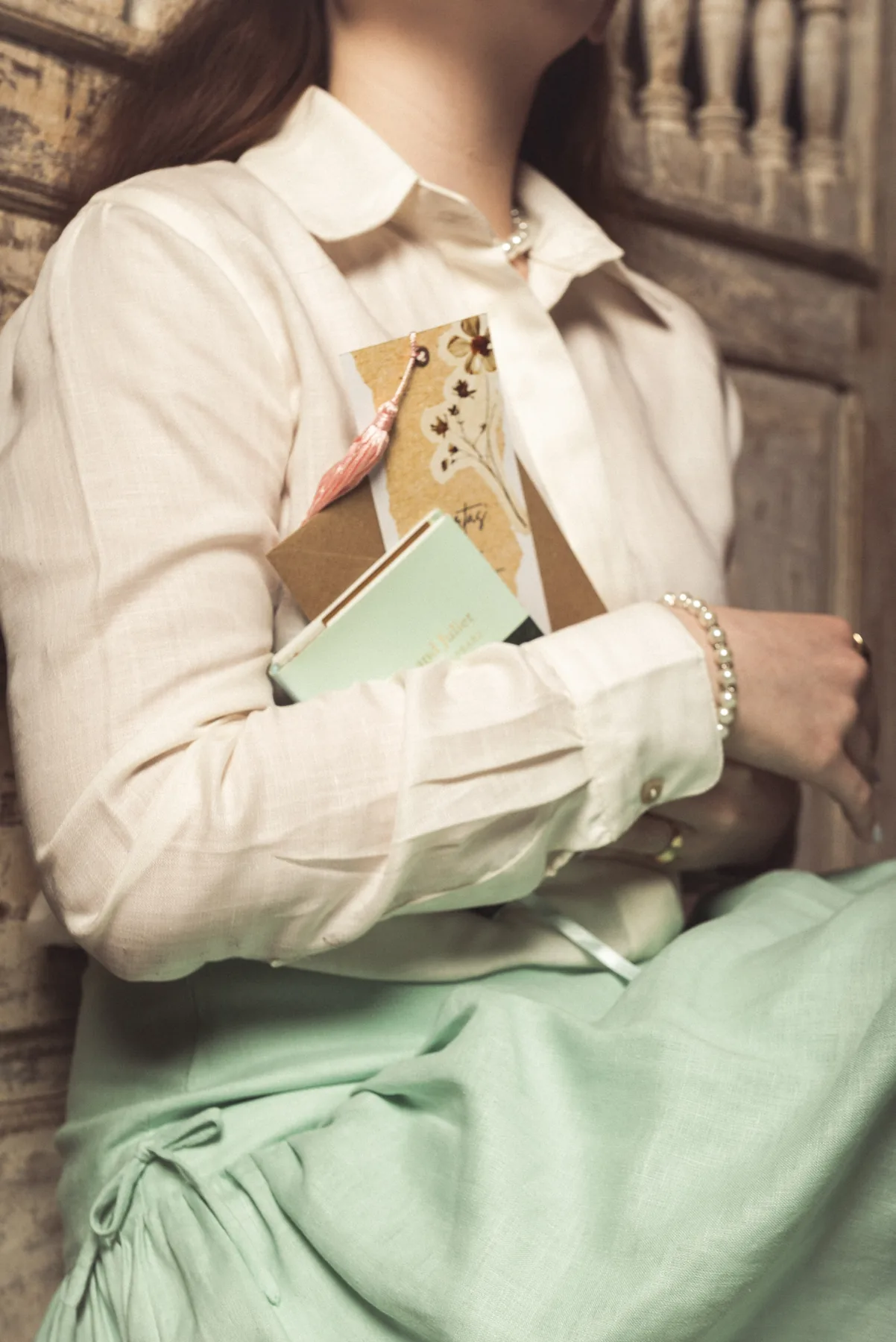 Detalhe da Camisa Violet e da Saia Violet com livro e cartas