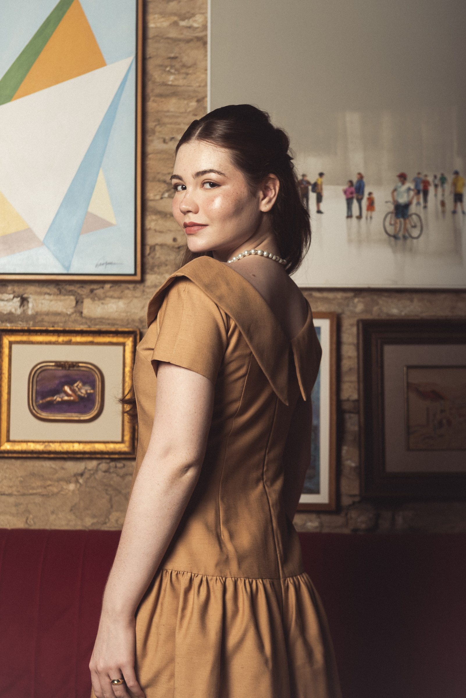 Vestido em tom marrom camel da família Destino